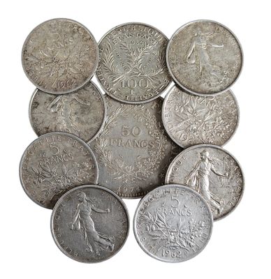 une pile de vieilles pièces d'argent sur une surface blanche