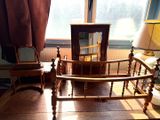 un lit avec un cadre en bois sur lequel est posé un miroir