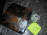 un ordinateur portable posé sur une table, sur lequel se trouve un mot