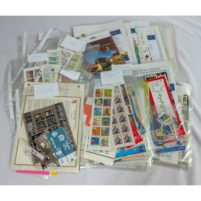 beaucoup de timbres et de cartes postales sur la table