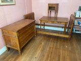 un parquet en bois massif dans une chambre avec du papier peint rose et des meubles en bois