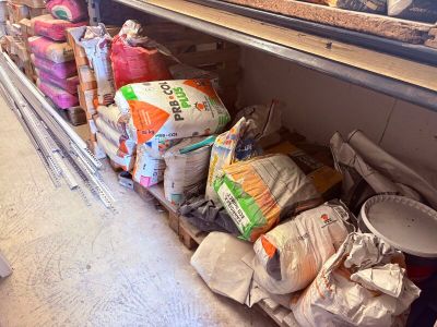 de nombreux sacs de nourriture sur une étagère dans un magasin