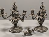 deux bougies en argent posées sur une table
