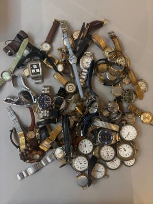 de nombreux modèles de montres exposés dans une vitrine