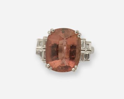 une bague en tourmaline orange et diamants