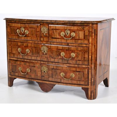 une petite commode avec de nombreux tiroirs