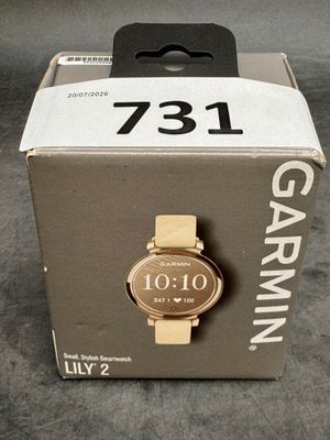 une boîte avec une montre à l'intérieur sur une table