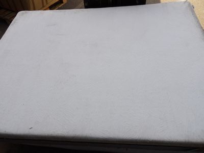 un gros plan d'un matelas posé sur un sommier dans une chambre