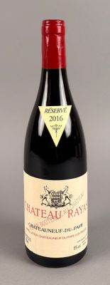 une bouteille de vin rouge avec une étiquette, posée sur une table