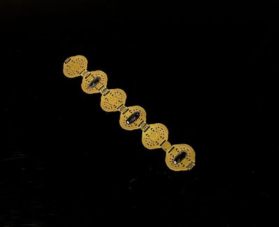 BRACELET souple à six maillons ajourés, alternant entre moti…