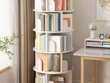 une bibliothèque blanche sur laquelle sont posés de nombreux livres