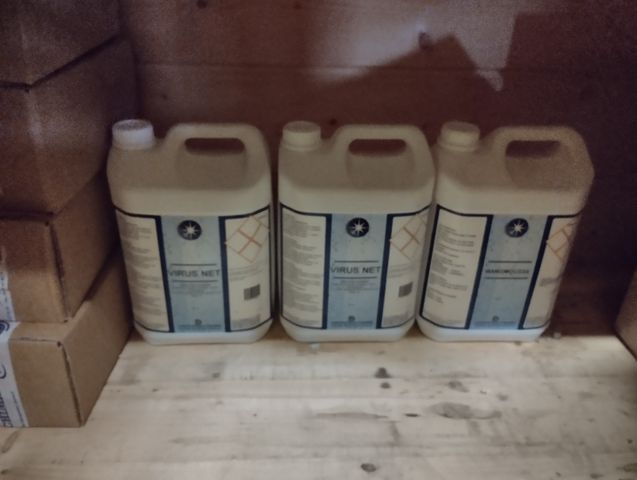 Deux bidons dégraissant 5 L, un bidon savon 5L, 13 cartons de lin...