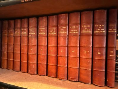 beaucoup de vieux livres sur une étagère dans une bibliothèque