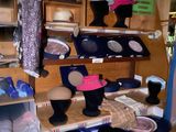 de nombreux chapeaux exposés dans une pièce