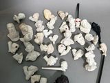beaucoup de figurines qui se trouvent sur la table