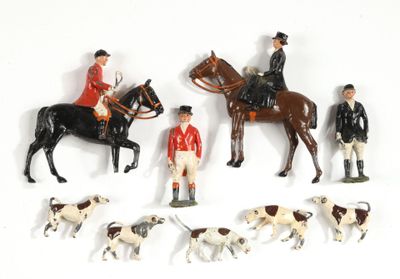 plusieurs figurines représentant des hommes à cheval et des chiens, sur un fond blanc