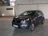 Le SUV noir est garé dans le garage de l'immeuble.