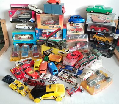 a lot of toy cars that are sitting on a table