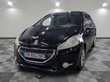 la photo d'une voiture noire garée dans un garage