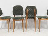 trois chaises avec un revêtement vert, un revêtement vert, un revêtement vert, un revêtement vert, un revêtement vert, un revêtement vert, un revêtement vert, un revêtement vert