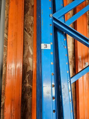 un gros plan sur une étagère métallique portant un numéro