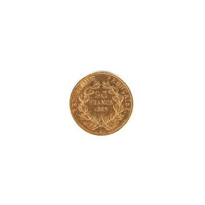 gros plan d'une pièce d'or sur une surface blanche