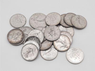 tas de pièces d'argent posées sur une surface blanche, sur fond blanc