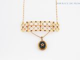 un gros plan d'un collier orné d'une étoile