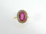 une bague en tourmaline rose et diamant