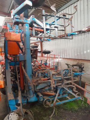 une machine qui se trouve à l'intérieur d'un bâtiment