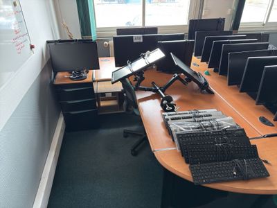 de nombreux ordinateurs posés sur le bureau dans la pièce