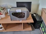 un micro-ondes posé sur une table dans une pièce