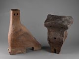 deux pièces de poterie posées l'une à côté de l'autre sur une table
