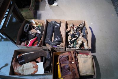 Réunion de chaussures, bottes et sacs