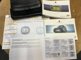 un sac à main noir posé sur une table, à côté d'un autre sac à main noir