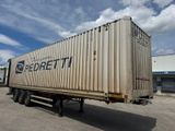 un camion semi-remorque garé dans un parking