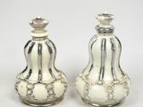 une paire de vases en verre argenté et blanc sur fond blanc