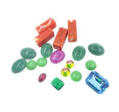 LOT DE PIERRES desserties dont cabochons et une TOPAZE bleue…