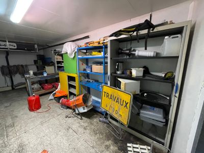 une pièce où se trouvent de nombreuses étagères et des outils