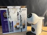 une cafetière posée sur une table à côté d'une boîte de café