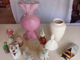 beaucoup de petites figurines qui se trouvent sur la table