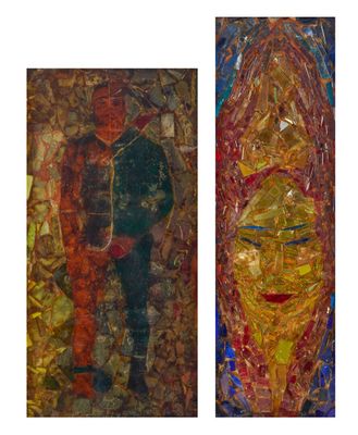 Deux tableaux représentant un homme et une femme sont exposés sur un fond blanc.