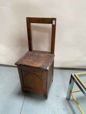 une chaise en bois posée à côté d'une table en verre