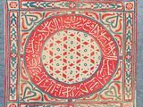 un vieux tapis orné d'inscriptions en arabe