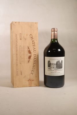 une bouteille de vin posée à côté d'une caisse en bois