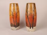 deux vases décorés d'arbres, posés sur une table