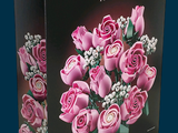 une boîte contenant un bouquet de roses roses