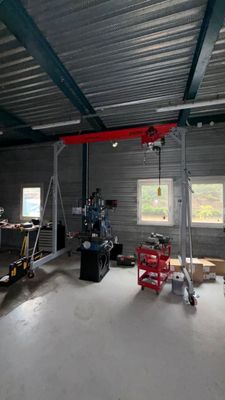 un garage contenant de nombreux outils et équipements