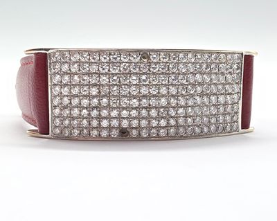 une image représentant un diamant et un bracelet en cuir rouge sur fond blanc