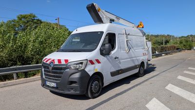 une camionnette blanche qui roule sur la route
